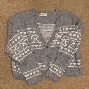 No Boundaries Gray and White Heart Pattern V-Neck Cardigan